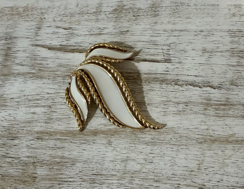 Vintage Crown Trifari White Enamel Gold Tone Leaf Brooch Pin Signed